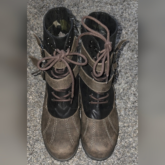 Not Rated Hermione Wedge Boot By The Buckle Womens Size 8.5 Black And Brown - Picture 4 of 12